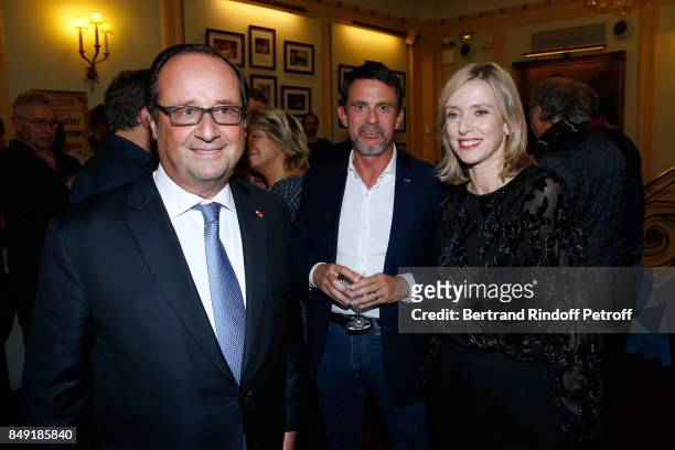 Former French President, Francois Hollande, politician Manuel Valls and actress of the piece Lea Drucker attend "La vraie vie" Theater Play at...