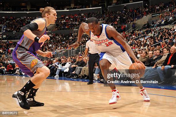 Al Thornton of the Los Angeles Clippers drives against Louis Amundson of the Phoenix Suns at Staples Center on February 18, 2009 in Los Angeles,...