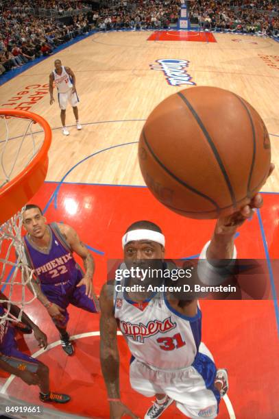 Ricky Davis of the Los Angeles Clippers goes up for a layup against the Phoenix Suns at Staples Center on February 18, 2009 in Los Angeles,...