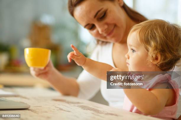 menina bonito apontando - baby pointing - fotografias e filmes do acervo