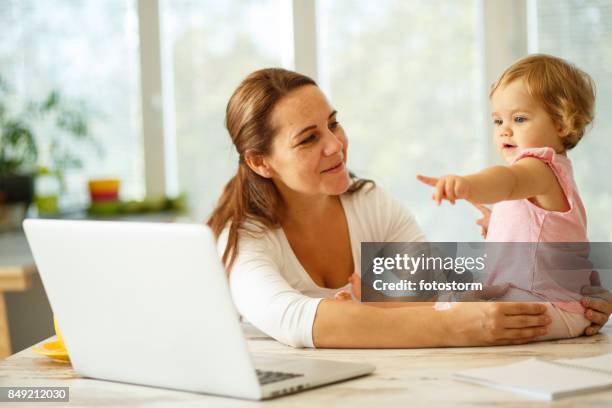 mama, kijk! - baby pointing stockfoto's en -beelden