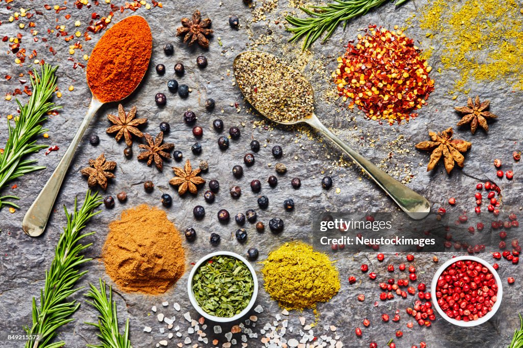 様々 なインドのハーブとスレートにスパイスのフラット レイアウト