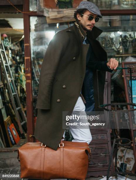 gentleman mit einer ledertasche - ledertasche stock-fotos und bilder