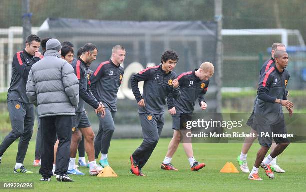 Manchester United players Robin van Persie , Ryan Giggs , Alexander Buttner , Rafael da Silva , Paul Scholes and Ashley Young in training.