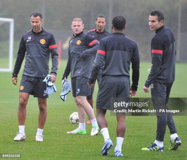 Manchester United players Ryan Giggs , Wayne Rooney , Rio Ferdinand and Robin van Persie in training