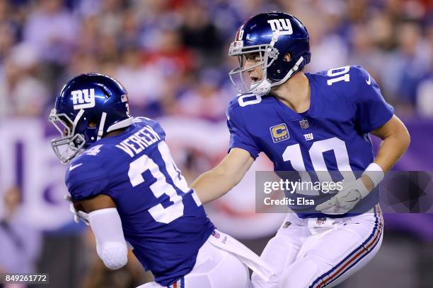 Eli Manning of the New York Giants hands off the ball to Shane Vereen against the Detroit Lions during their game at MetLife Stadium on September 18,...