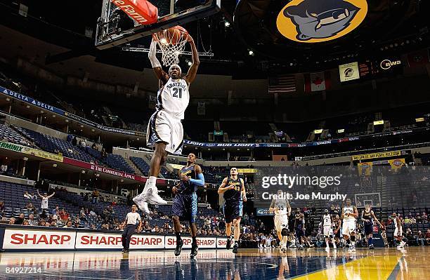 Hakim Warrick of the Memphis Grizzlies dunks the ball during the game against the Denver Nuggets on January 27, 2009 at FedExForum in Memphis,...