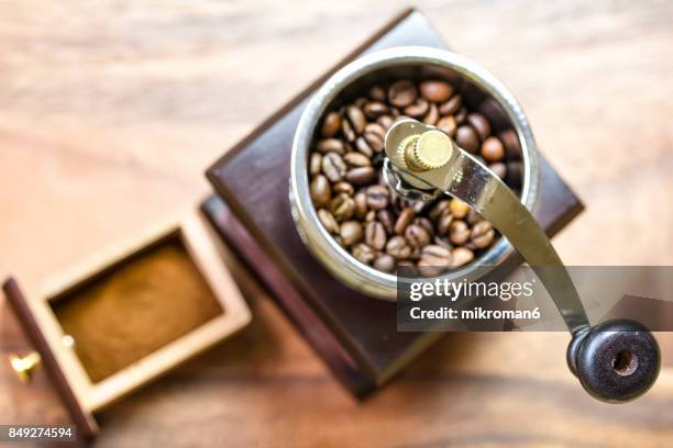 vintage manual coffee grinder and coffee beans - molinillo fotografías e imágenes de stock