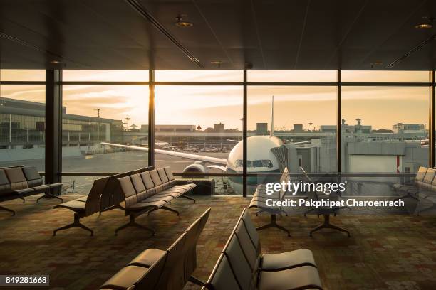 airplane view from airport lounge in airport terminal. - embarquement photos et images de collection