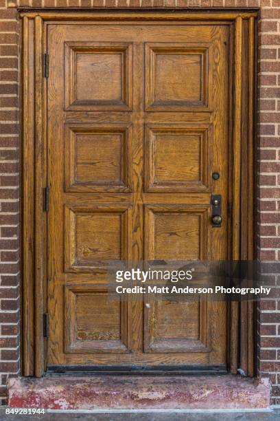 old oak door - parquet cloué photos et images de collection