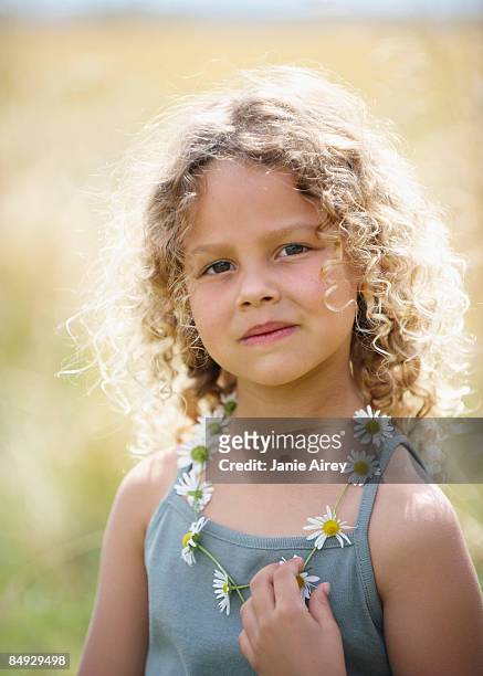 young girl with daisy chain necklace - ketting van madeliefjes stockfoto's en -beelden