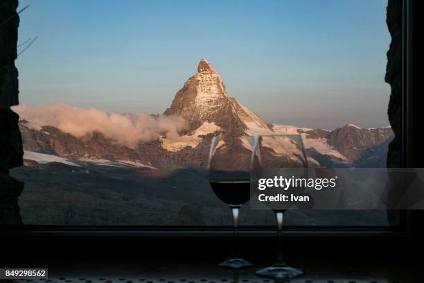 sunrise of the matterhorn (4478m) with couple of wine glass, pennine alps at sunrise, focus on mountain - cantòn vallese foto e immagini stock