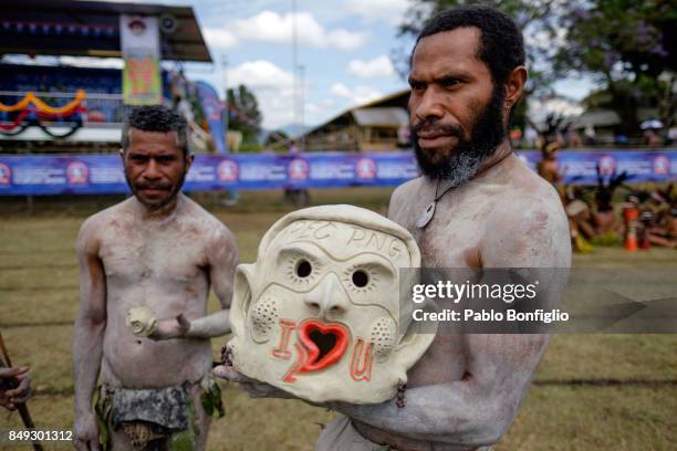 asaro mudmen presenting mask at  the 61st goroka cultural show in papua new guinea - goroka stock pictures, royalty-free photos & images