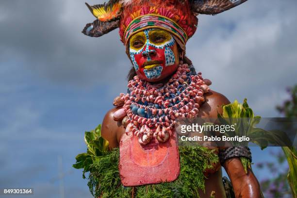 female sing sing group performer at the 61st goroka cultural show in papua new guinea - goroka stockfoto's en -beelden
