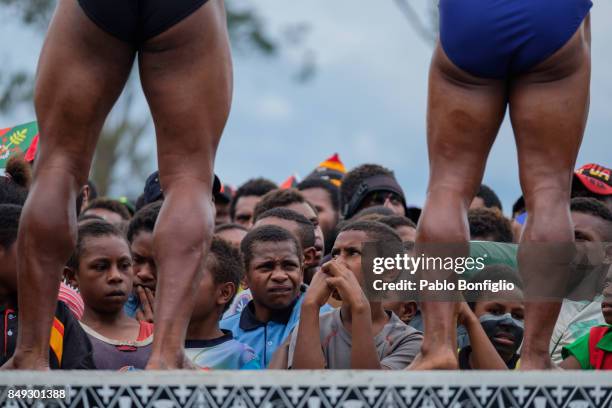 local children watching bodybuilding contest at the 61st goroka cultural show in papua new guinea - goroka photos et images de collection