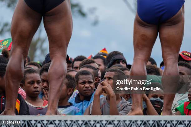 local children watching bodybuilding contest at the 61st goroka cultural show in papua new guinea - goroka stockfoto's en -beelden