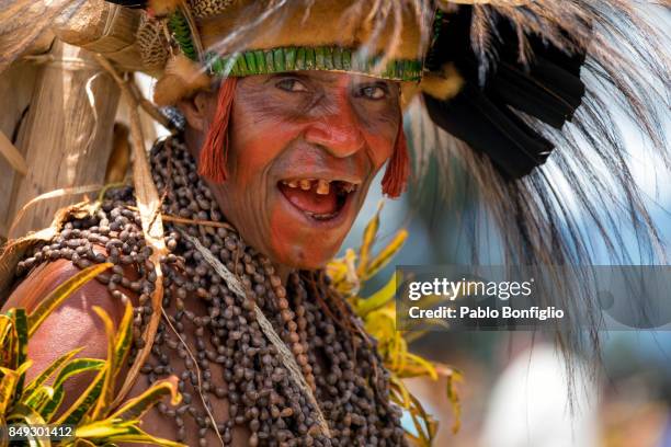 sing sing group performer at the 61st goroka cultural show in papua new guinea - goroka stockfoto's en -beelden