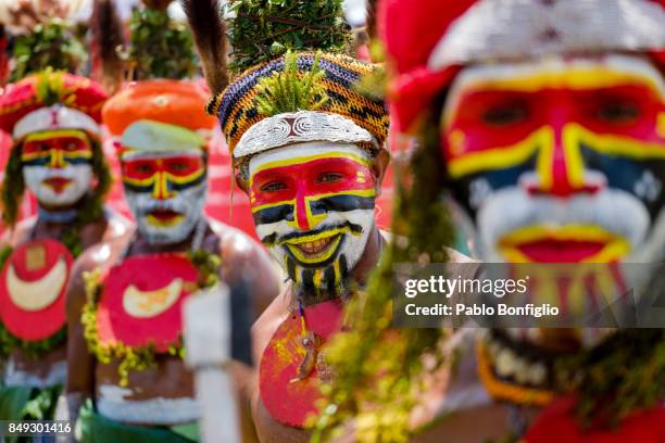 smiling sing sing group performer at the 61st goroka cultural show in papua new guinea - goroka stock pictures, royalty-free photos & images