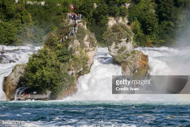rhinefall (rhine waterfall) at laufen - chutes du rhin photos et images de collection