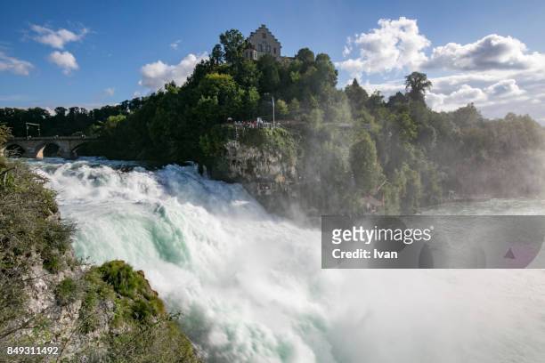 rhine falls near schaffhausen, canton zurich, switzerland, europe - chutes du rhin photos et images de collection