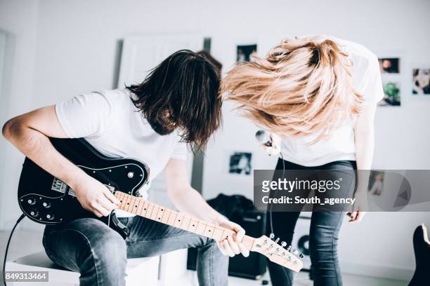 paar genießt musik - playing electric guitar stock-fotos und bilder