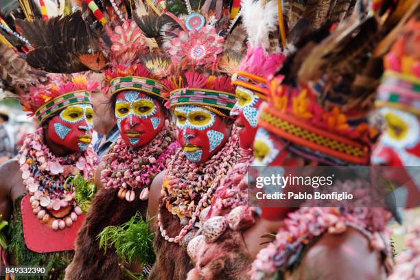 female sing sing group performer at the 61st goroka cultural show in papua new guinea - goroka photos et images de collection