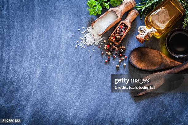 aceite, vinagre, sal y pimienta. - condiment fotografías e imágenes de stock