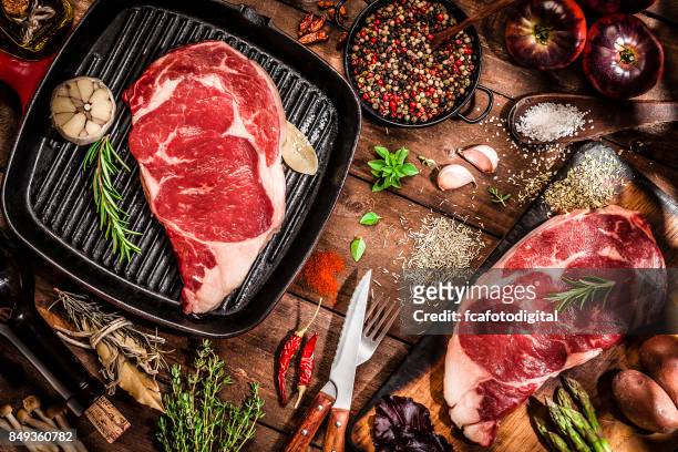 cozinhar carne filés de bife - açougue - fotografias e filmes do acervo