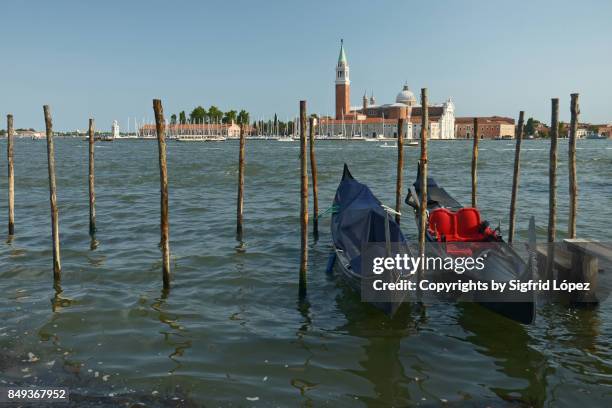 gondolas and church - canale della giudecca stock pictures, royalty-free photos & images