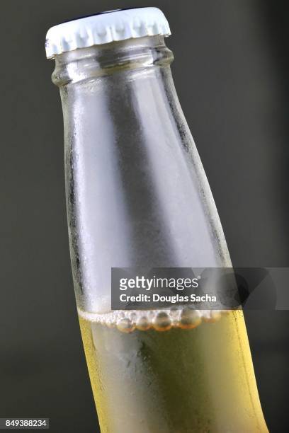 close-up of a longneck beer bottle - natale stockfoto's en -beelden