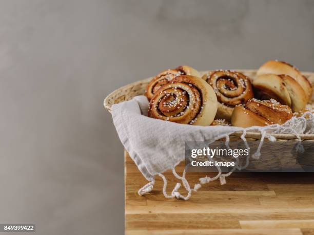 cinnamon buns - cinnamon bun stock pictures, royalty-free photos & images