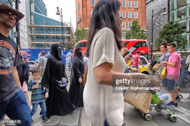 acquirenti nelle gambe del centro di londra - abbigliamento religioso foto e immagini stock