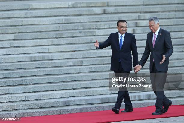 Chinese Premier Li Keqiang invites Singapore Prime Minister, Lee Hsien Loong to view a guard of honour during a welcoming ceremony outside the Great...