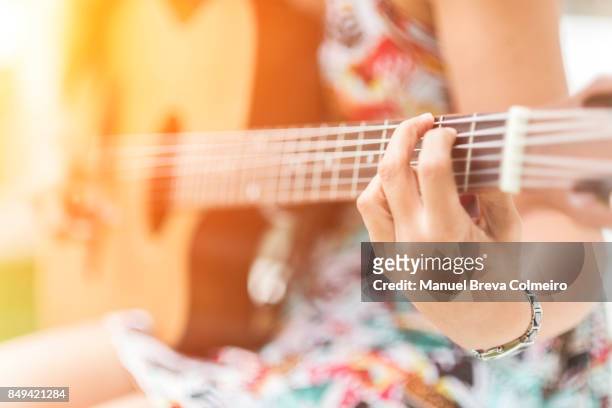 guitar player - songwriter photos et images de collection