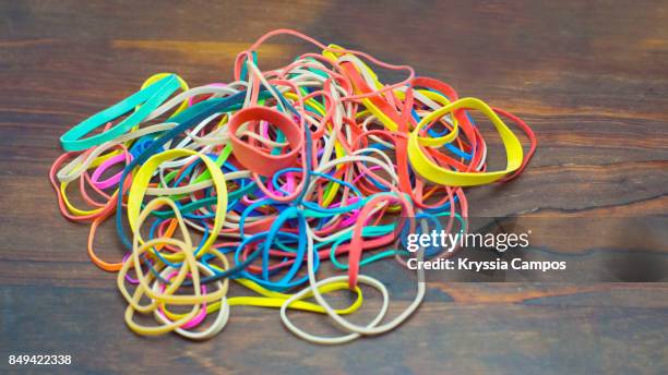 pile of rubber bands - elastiekje stockfoto's en -beelden
