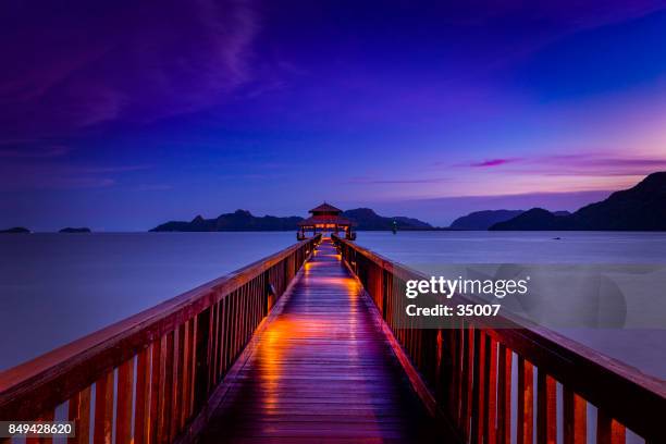 sonnenuntergang am bootssteg, pulau langkawi, malaysia - langkawi stock-fotos und bilder