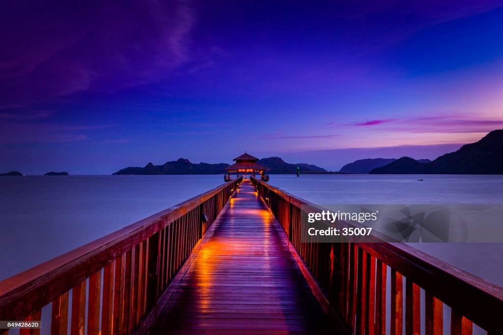 Solnedgång vid brygga, pulau langkawi, malaysia
