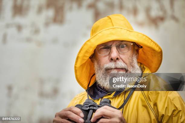 toeziend oog van de vuurtorenwachter - crazy old people stockfoto's en -beelden