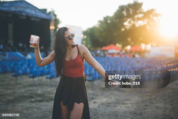 ung kvinna på musikfestival - entertainment tent bildbanksfoton och bilder
