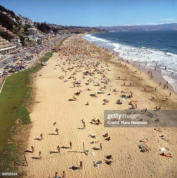 ariel view of reñaca beach, central seaside - ariel view beach stockfoto's en -beelden