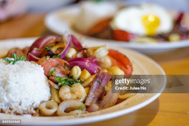 seafood saltado - peruanische kultur stock-fotos und bilder