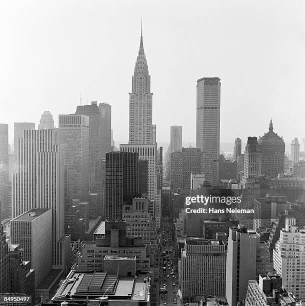 skyline of new york city, empire state building. - skyline zwart wit stockfoto's en -beelden