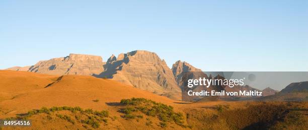 champagne castle, injasuti national park, drakensberg, kwazulu natal, south africa - injasuti stock pictures, royalty-free photos & images