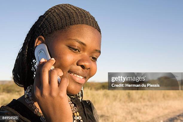 young woman talking on mobile phone, opuwo, kaokoland, namibia - opuwo photos et images de collection