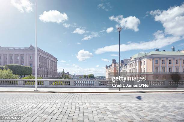 empty city road, stockholm, sweden - road city stockfoto's en -beelden