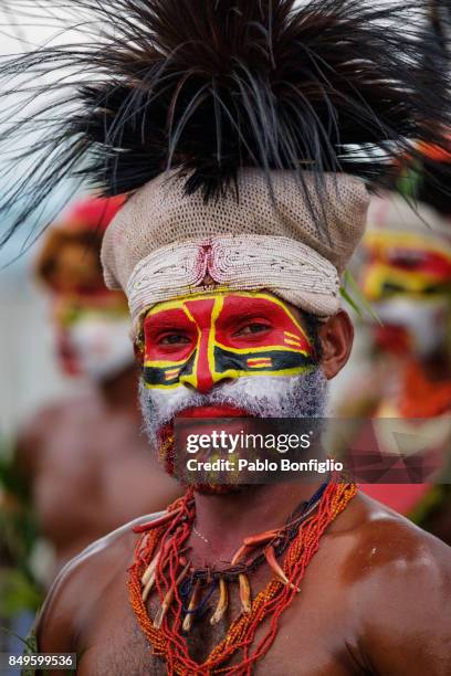 member of traditional sing sing group at the 61st goroka cultural show in papua new guinea - goroka stockfoto's en -beelden