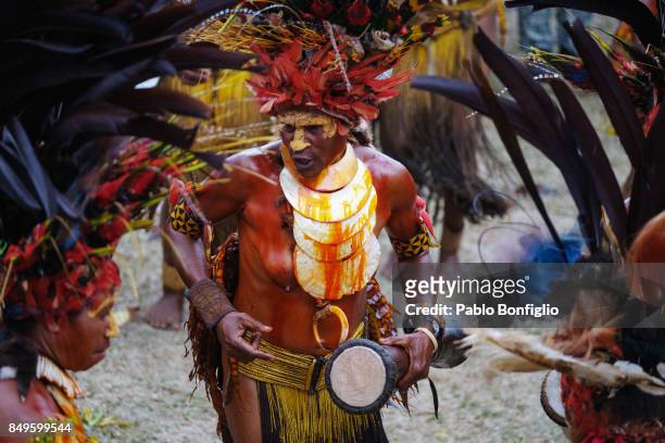 member of traditional sing sing group at the 61st goroka cultural show in papua new guinea - goroka photos et images de collection