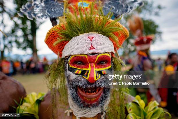 member of traditional sing sing group at the 61st goroka cultural show in papua new guinea - goroka stockfoto's en -beelden