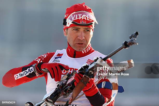 Ole Einar Bjoerndalen of Norway prepairs to shoot prior the Men's 15 km mass start of the IBU Biathlon World Championships on February 21, 2009 in...