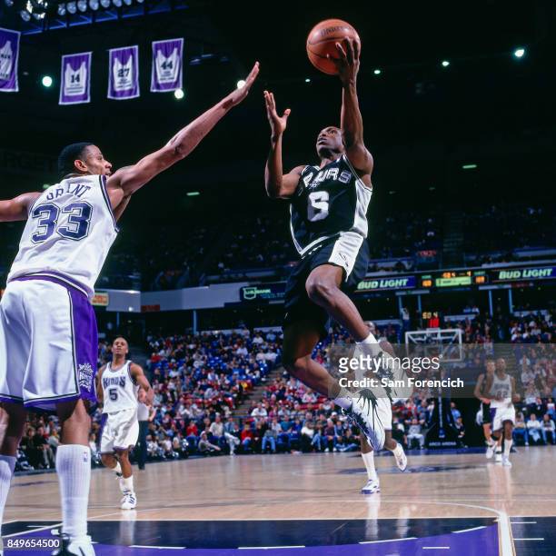 Aver Johnson of the San Antonio Spurs shoots circa 1996 at Arco Arena in Sacramento, California. NOTE TO USER: User expressly acknowledges and agrees...